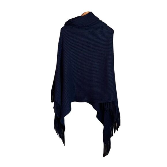 BCBGMaxarzia blue knit poncho. One size - Picture 10 of 10